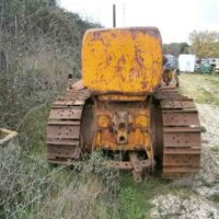Antico trattore Fiat cingolato da restaurare