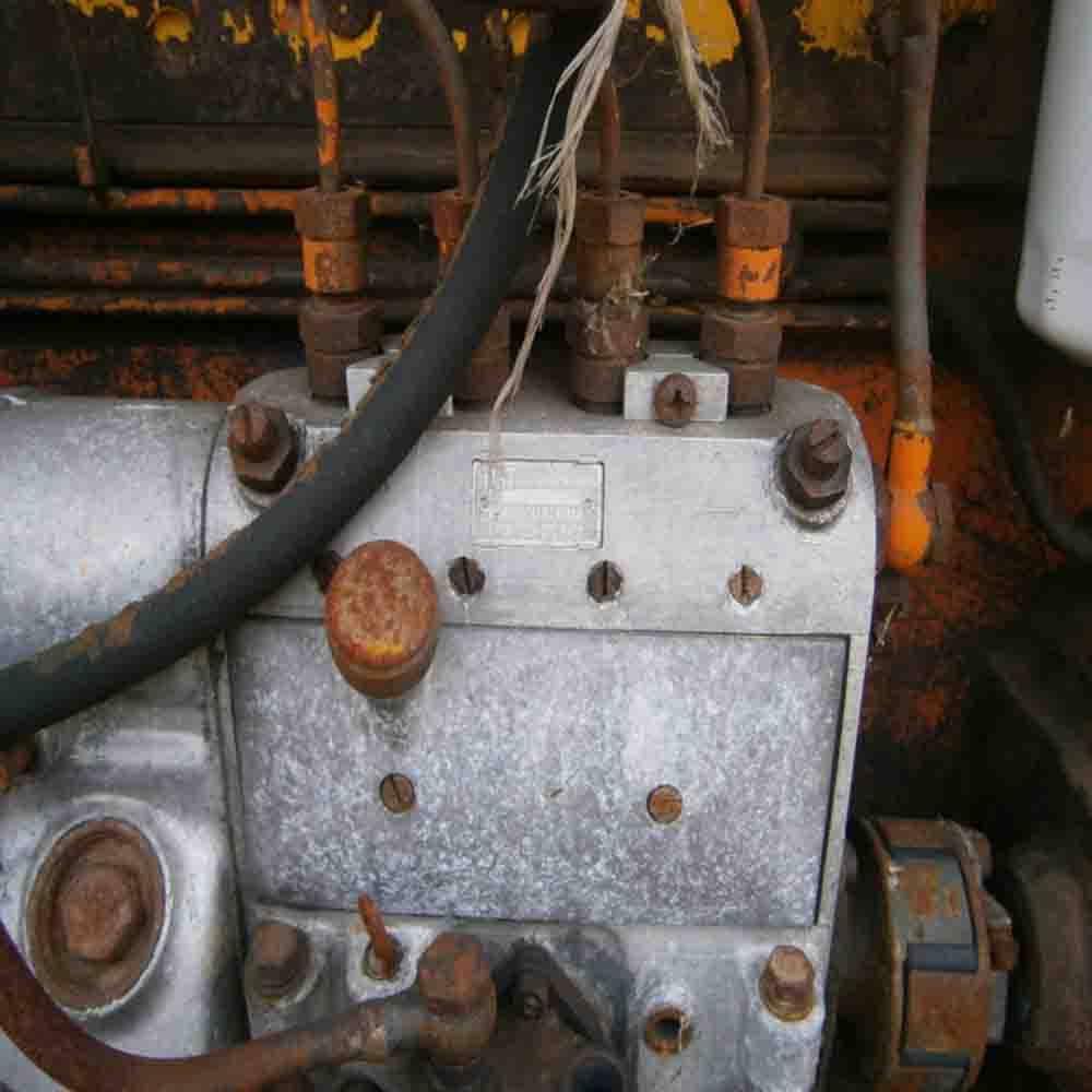 Antico trattore Fiat cingolato da restaurare