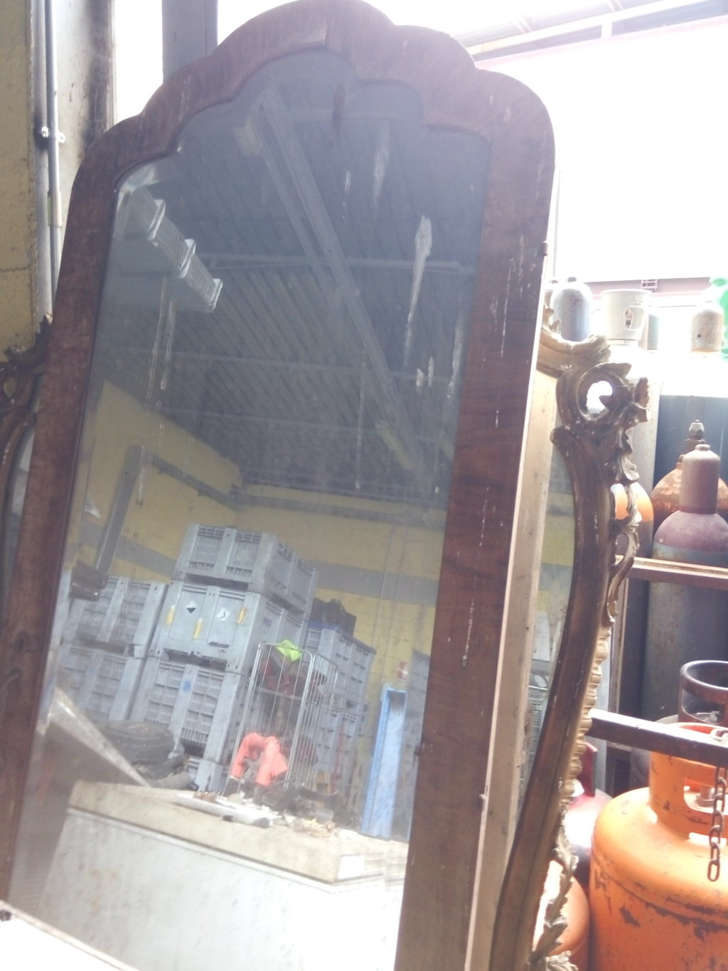 Specchi, oggetti di antiquariato in legno con rifiniture | oggetti epoca | arredo | Pomili Demolizioni Speciali srl