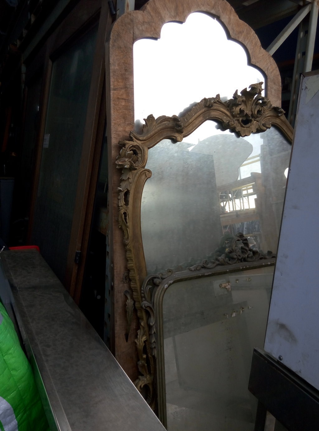Specchi, oggetti di antiquariato in legno con rifiniture | oggetti epoca | arredo | Pomili Demolizioni Speciali srl