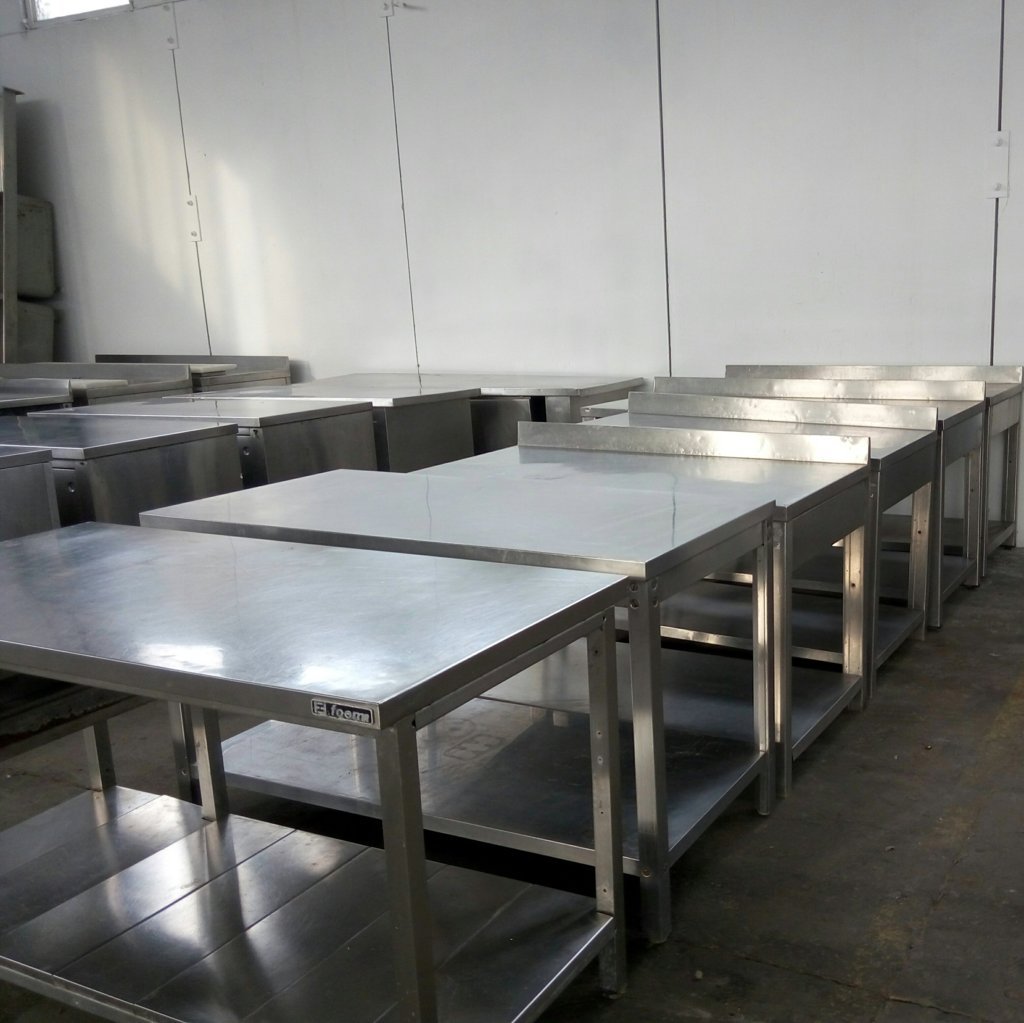 Tavoli - Piani in acciaio inox per attività di ristorazione e commerciali- Attrezzature da lavoro usate - Pomili Demolizioni Speciali SRL