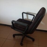 sedie da ufficio con rotelle - sedia colore scuro - usato | arredamento ufficio | Pomili Demolizioni Speciali srl