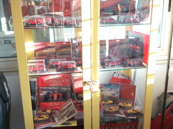 Collezione oggettistica originale Ferrari