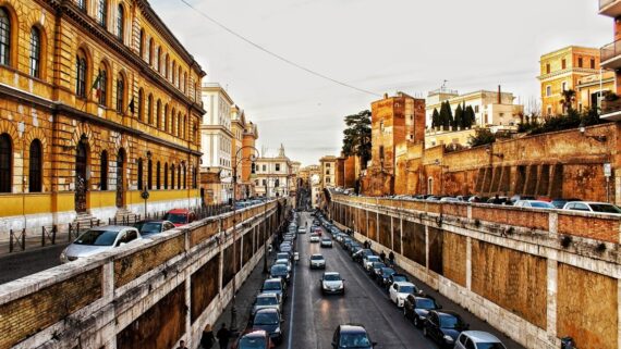 Roma, traffico auto