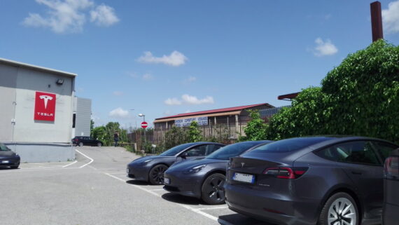 Auto elettriche - Tesla Center Roma