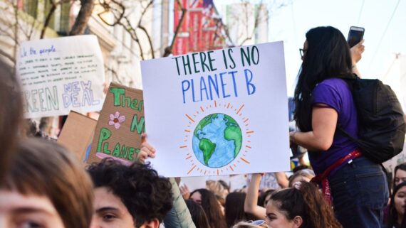 Cartello "there is not planet b" a una manifestazione